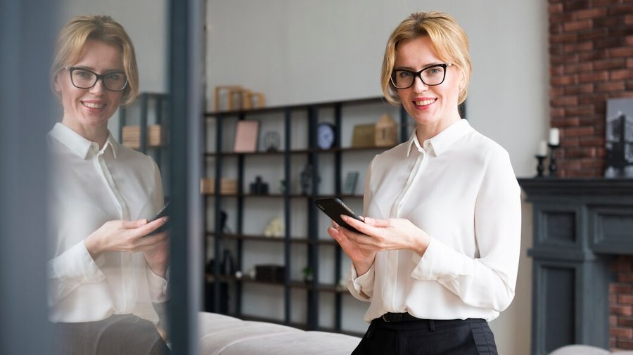 happy-business-woman-using-smartph.2e16d0ba.fill-900x505.jpg